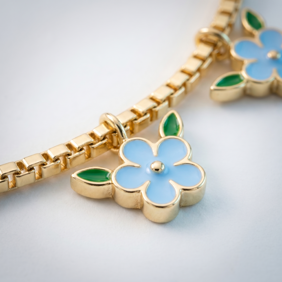 Collana tennis con fiore placcata oro 18K, dettaglio ravvicinato