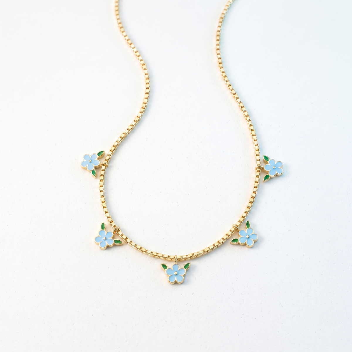 Collana tennis con fiore placcata oro 18K vista dall'alto