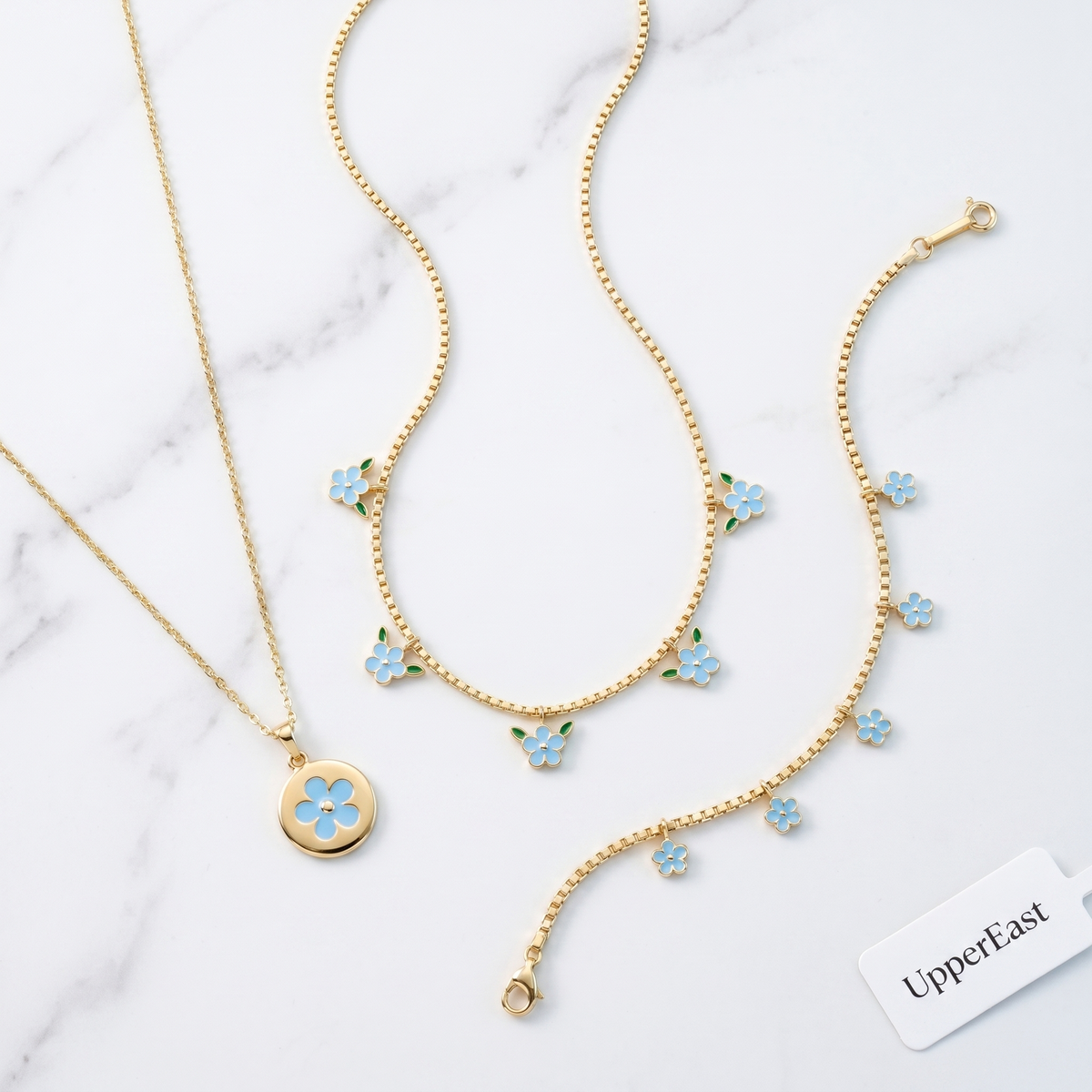 Collana tennis con fiore placcata oro 18K abbinata ad altri gioielli UpperEast