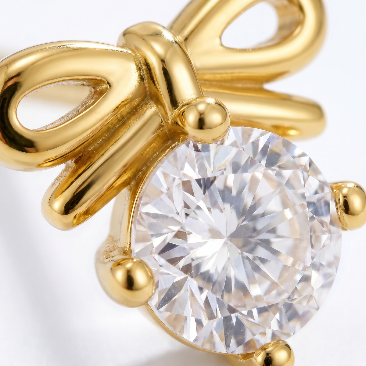 Orecchini fiocco con cristallo placcati oro 18K, dettaglio ravvicinato