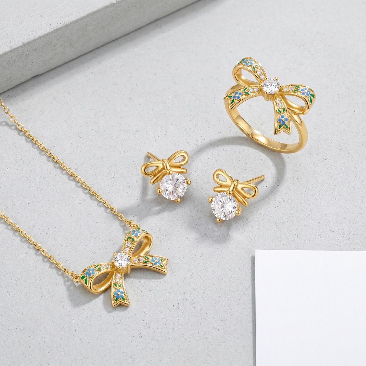 Orecchini fiocco con cristallo placcati oro 18K abbinati ad altri gioielli UpperEast