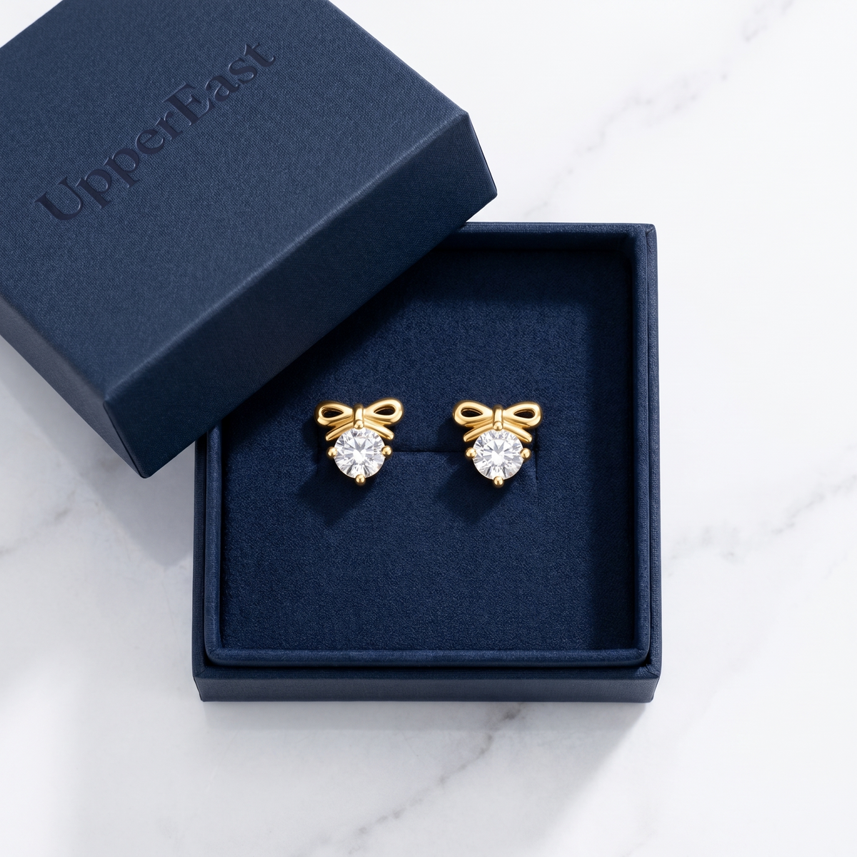 Orecchini fiocco con cristallo placcati oro 18K nella confezione UpperEast