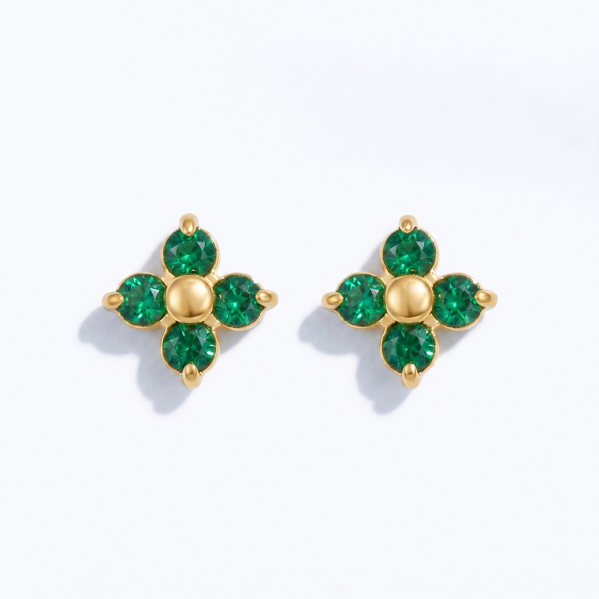 Pendientes flor verde esmeralda bañados en oro de 18K vistos desde arriba