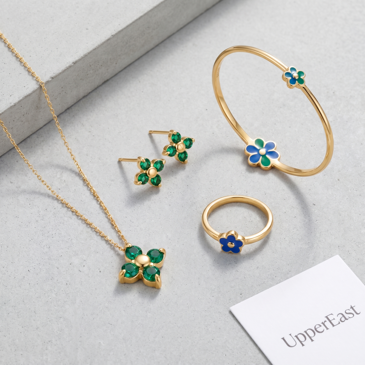 Pendientes flor verde esmeralda bañados en oro de 18K combinados con otras joyas UpperEast