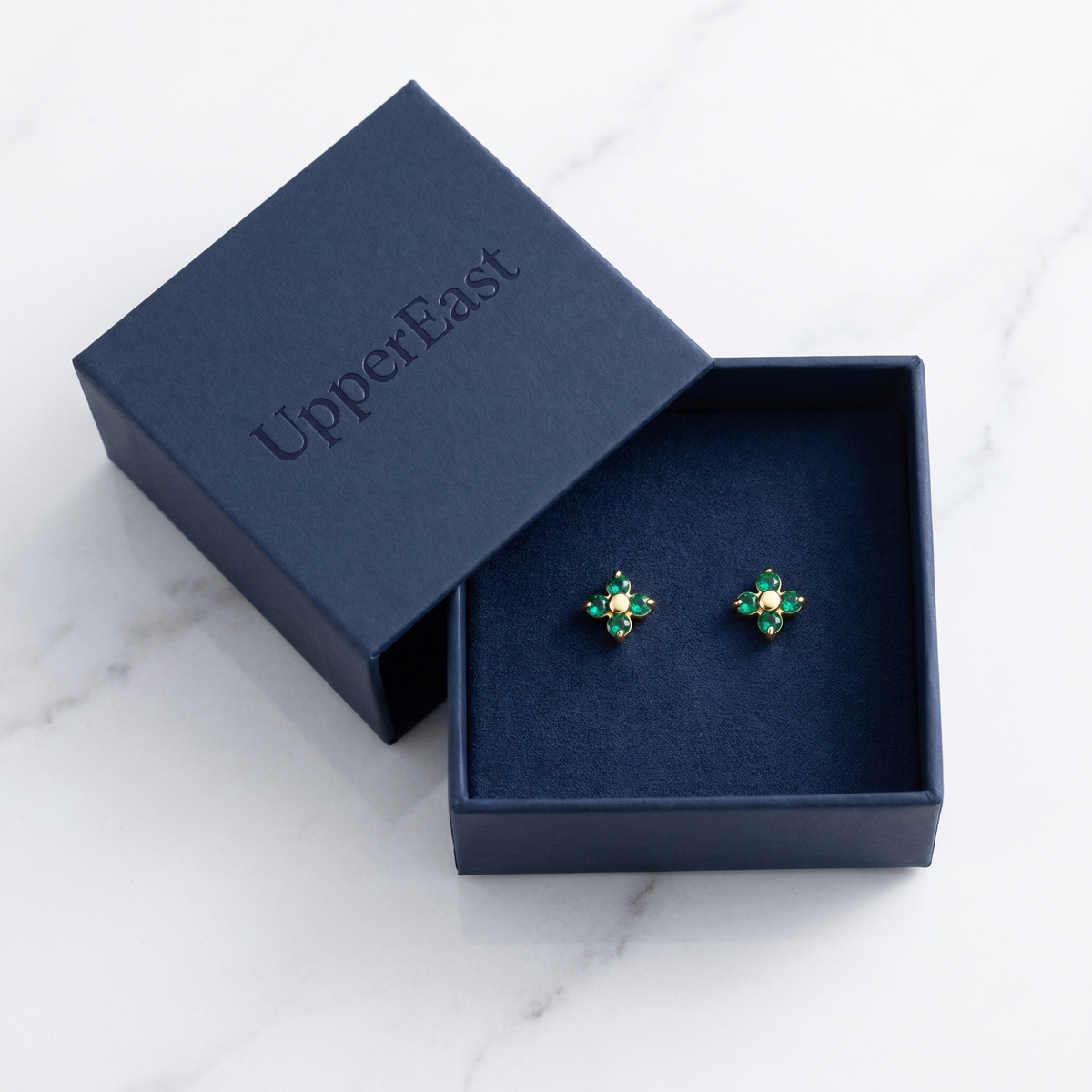 Pendientes flor verde esmeralda bañados en oro de 18K en el estuche UpperEast