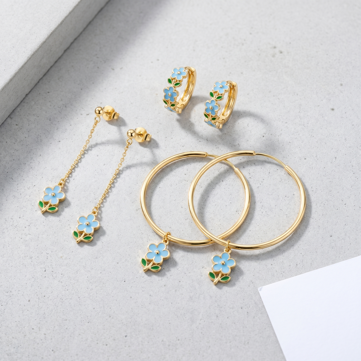 Pendientes gota con flor bañados en oro de 18K combinados con otras joyas UpperEast