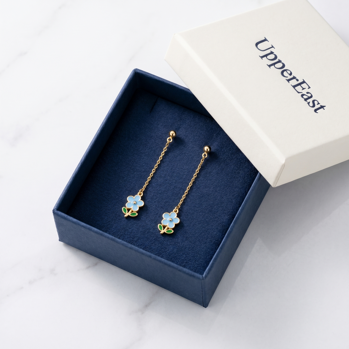 Pendientes gota con flor bañados en oro de 18K en el estuche UpperEast