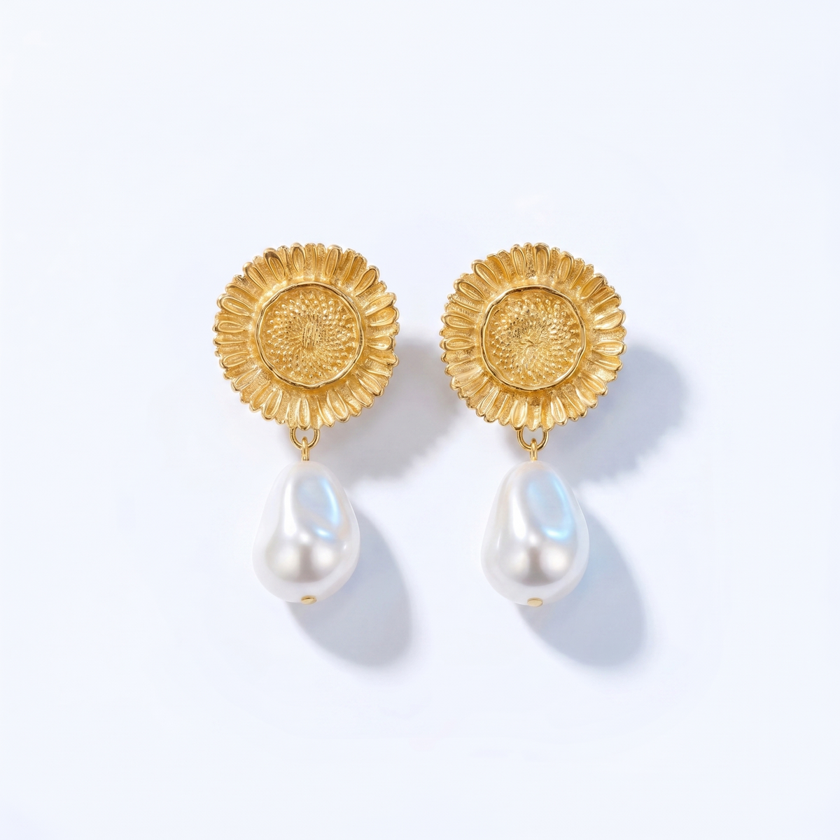 Pendientes colgantes de sol y perla bañados en oro de 18K vistos desde arriba