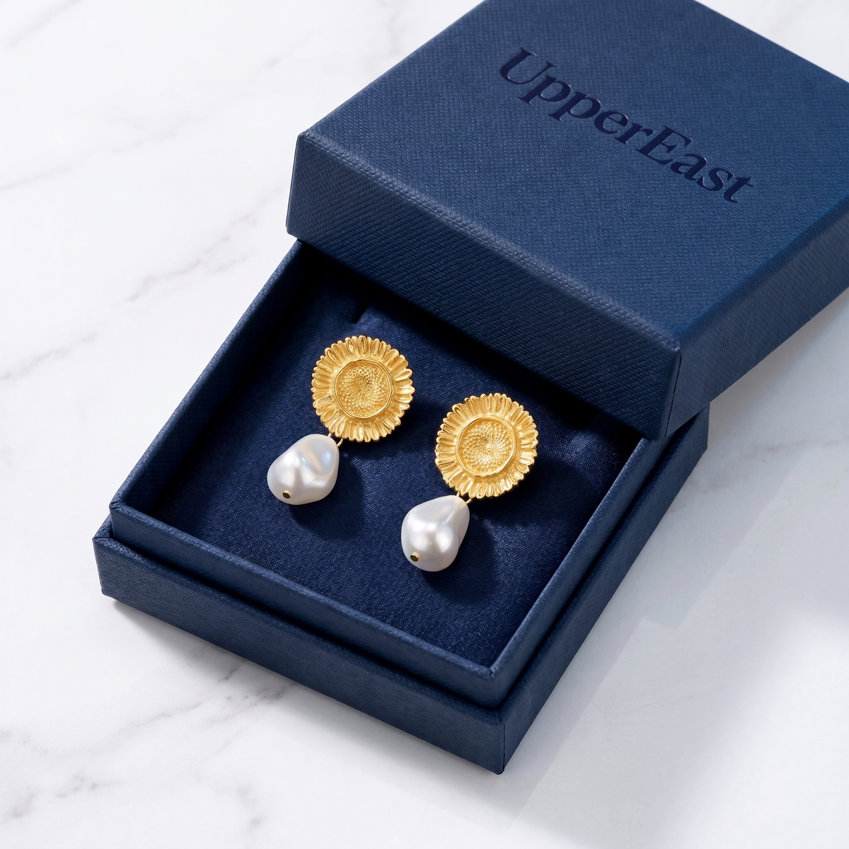 Pendientes colgantes de sol y perla bañados en oro de 18K en el estuche UpperEast