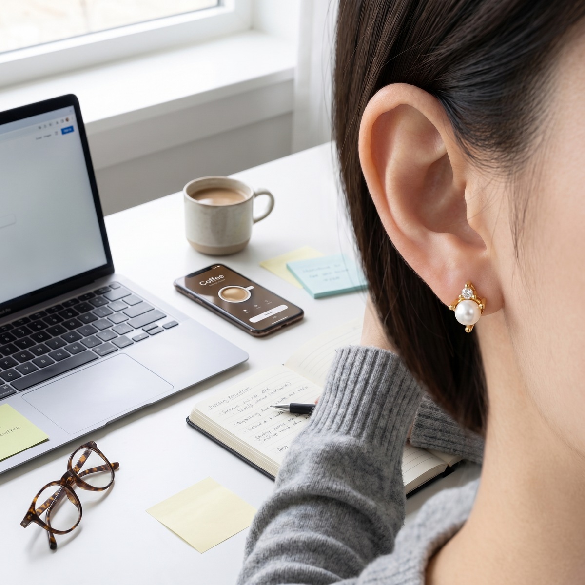 Pendientes de perla y cristal bañados en oro de 18K puestos en un look de diario