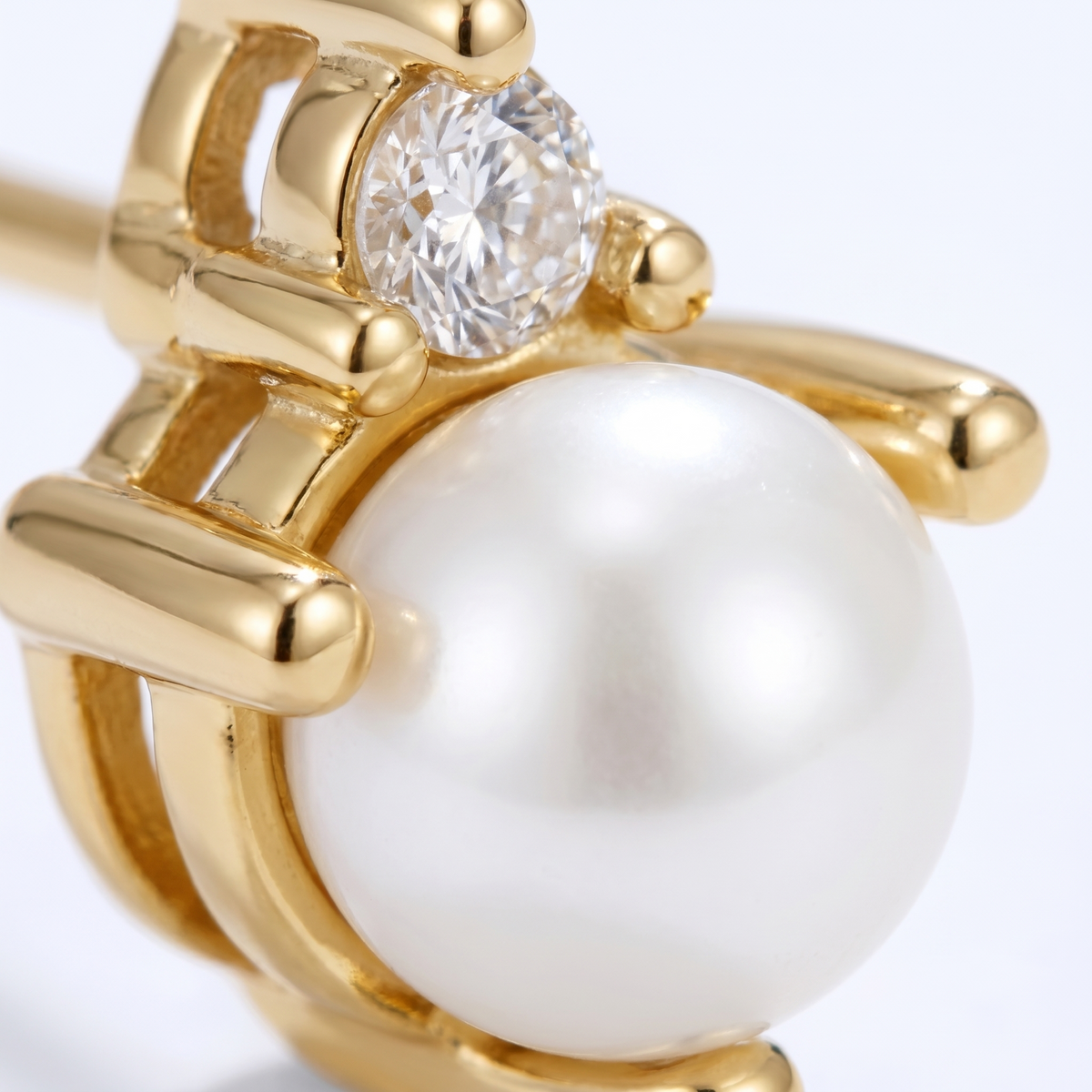 Pendientes de perla y cristal bañados en oro de 18K, detalle de cerca