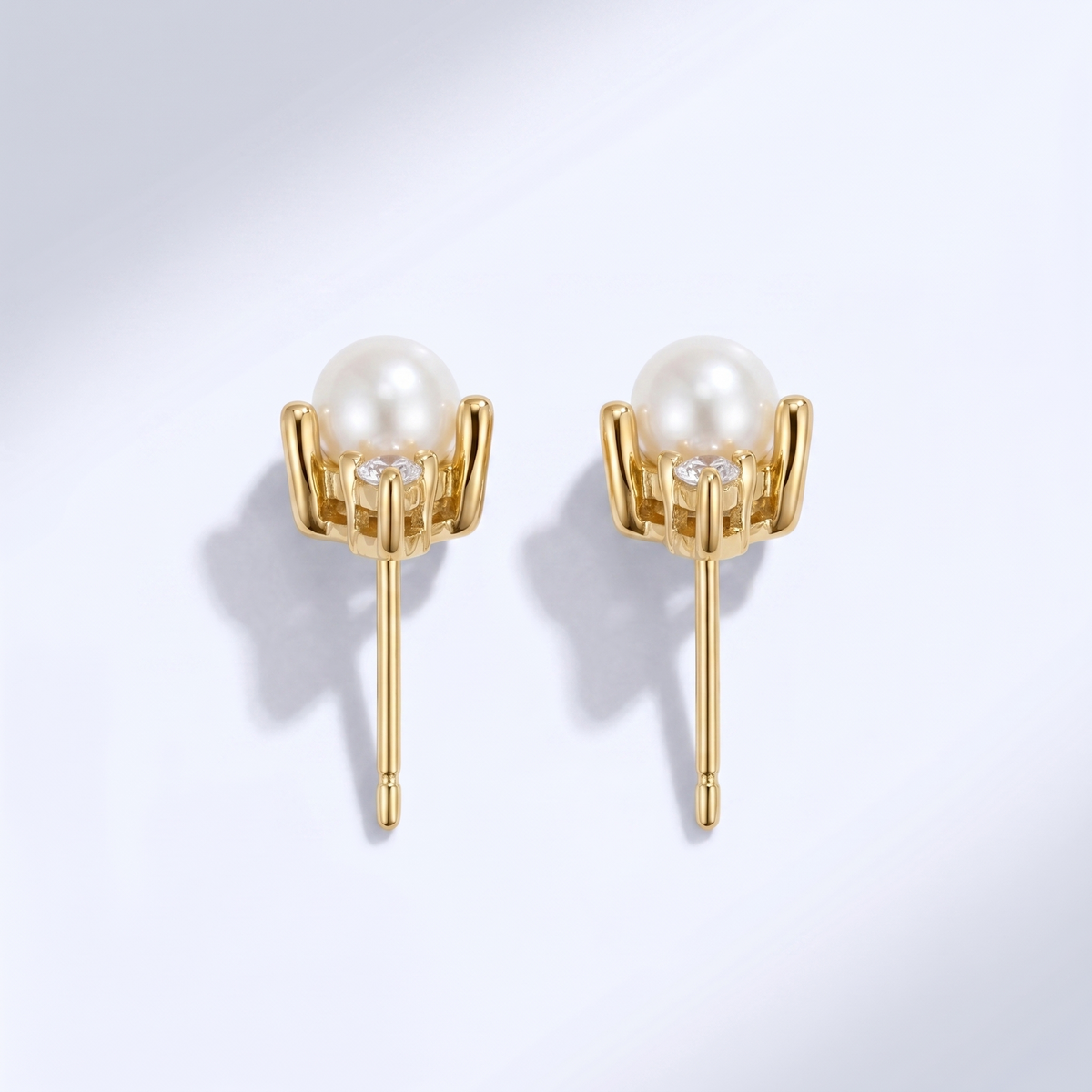 Pendientes de perla y cristal bañados en oro de 18K vistos desde arriba