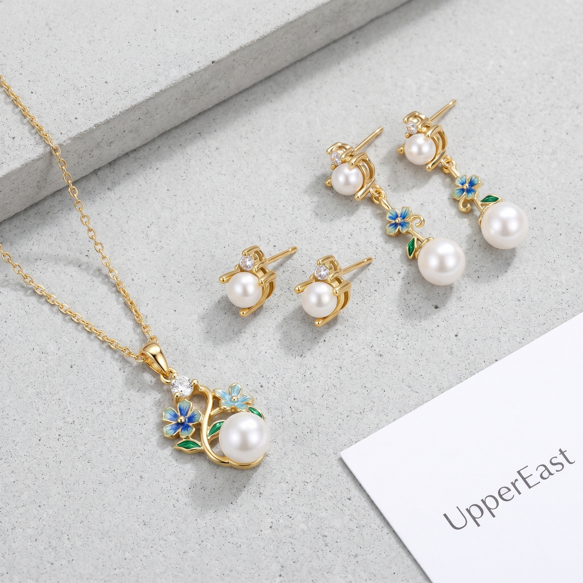 Pendientes de perla y cristal bañados en oro de 18K combinados con otras joyas UpperEast