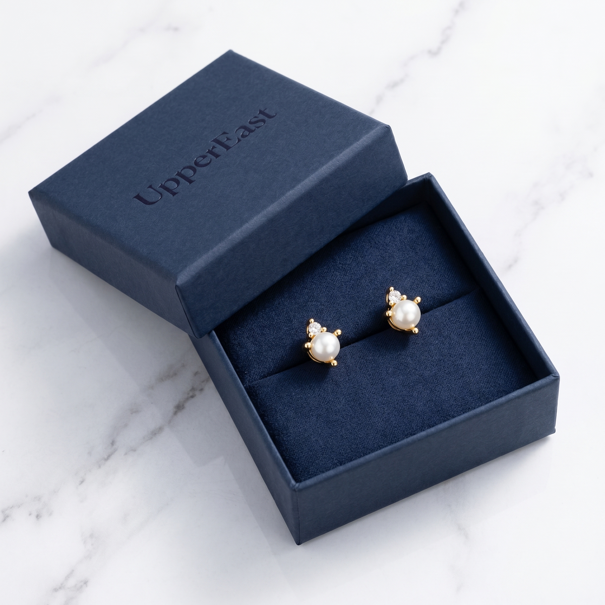 Pendientes de perla y cristal bañados en oro de 18K en el estuche UpperEast